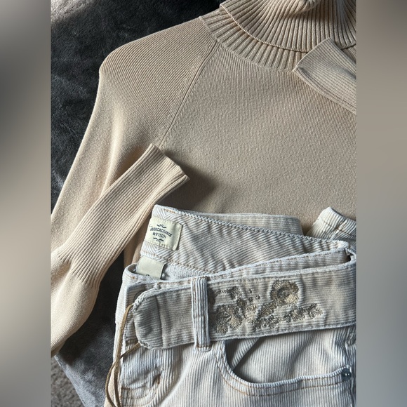 RARE A&F Vintage belted cream courdoroy with embroidery. Size 2. - Picture 15 of 15